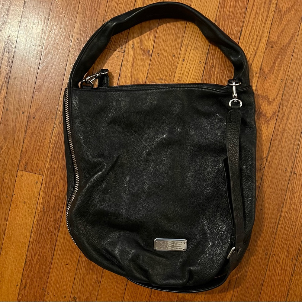 Marc by Marc Jacobs black leather hobo zip crossbody purse zippered EUC shoulder - Picture 2 of 10